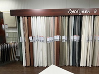 Winkelstelling met gordijnsamples - afbeelding 2 van  7