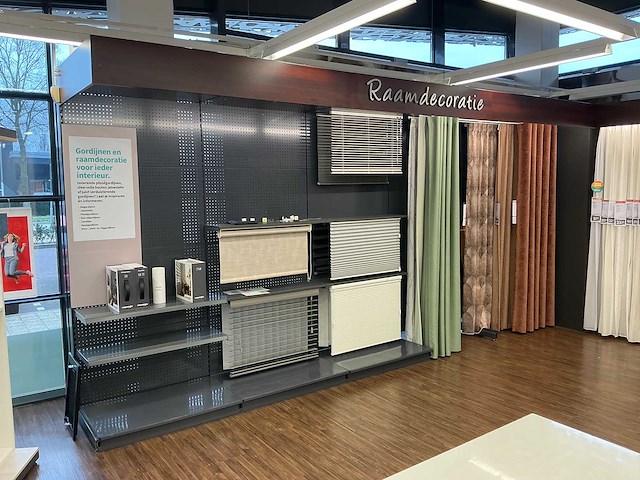 Winkelstelling met gordijnsamples - afbeelding 1 van  9