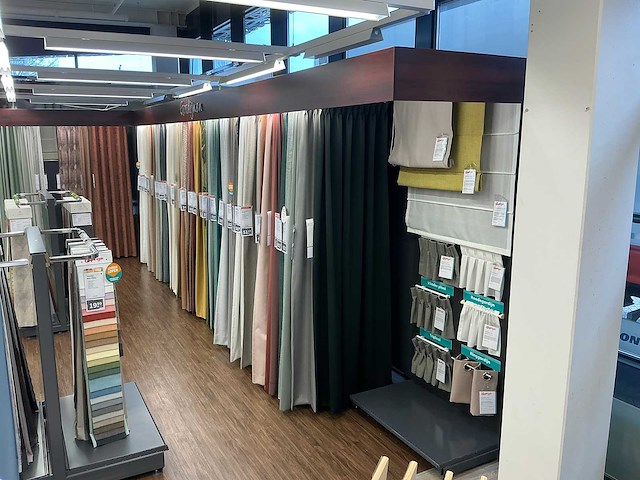 Winkelstelling met gordijnsamples - afbeelding 2 van  9