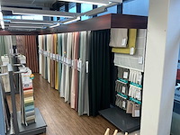 Winkelstelling met gordijnsamples - afbeelding 2 van  9