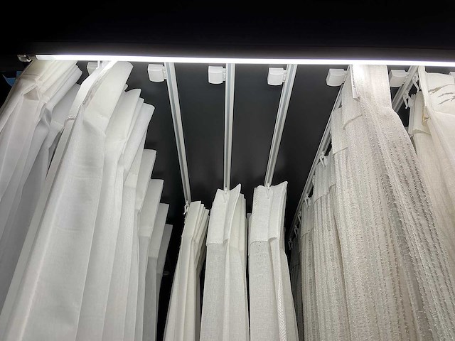 Winkelstelling met gordijnsamples - afbeelding 5 van  9