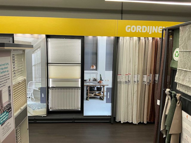 Winkelstelling met raamdecoratie samples, 16 meter - afbeelding 2 van  7