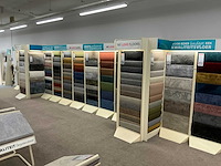 Winkelstelling met tapijt samples - afbeelding 2 van  5