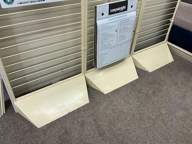 Winkelstelling met tapijt samples - afbeelding 4 van  5
