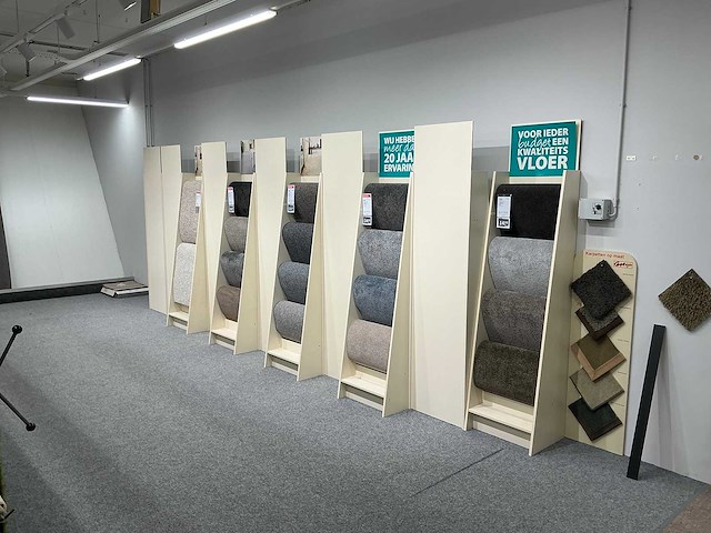 Winkelstelling met tapijt samples - afbeelding 1 van  4