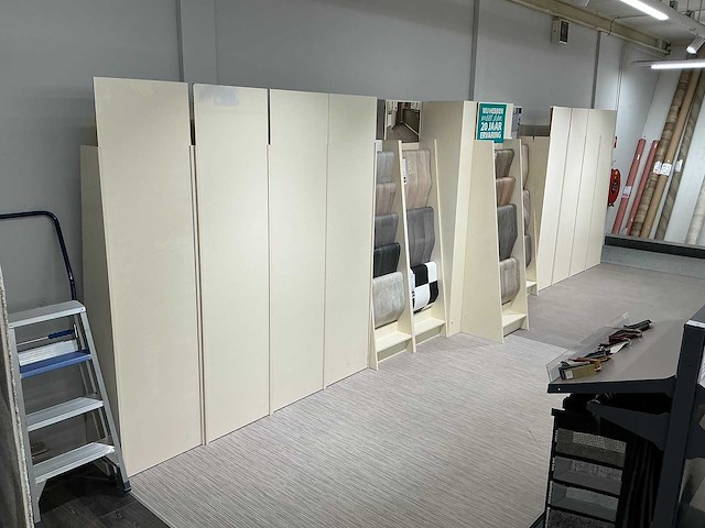 Winkelstelling met tapijt samples - afbeelding 2 van  4