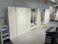 Winkelstelling met tapijt samples - afbeelding 2 van  4