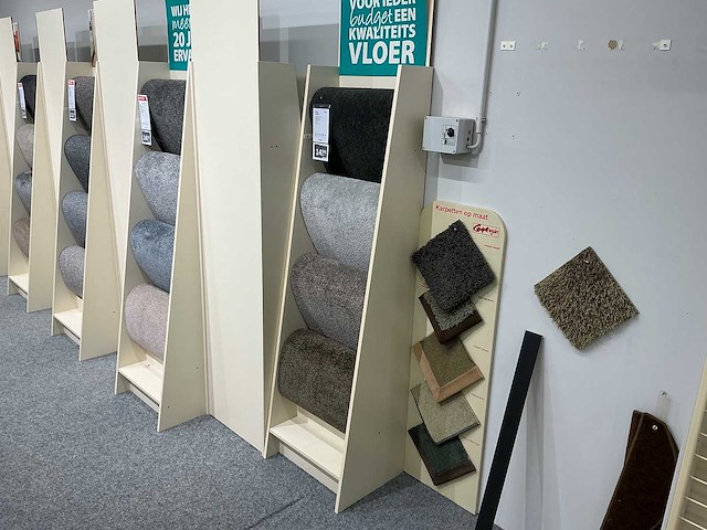 Winkelstelling met tapijt samples - afbeelding 4 van  4