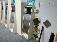 Winkelstelling met tapijt samples - afbeelding 4 van  4