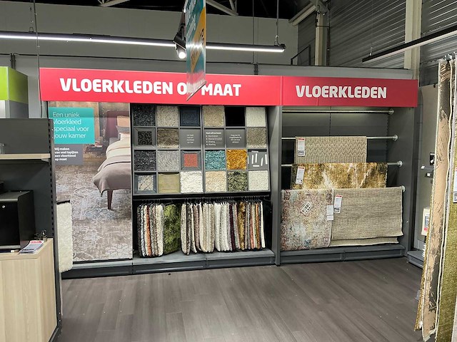 Winkelstelling met tapijt samples - afbeelding 1 van  7