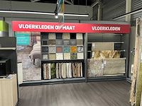 Winkelstelling met tapijt samples