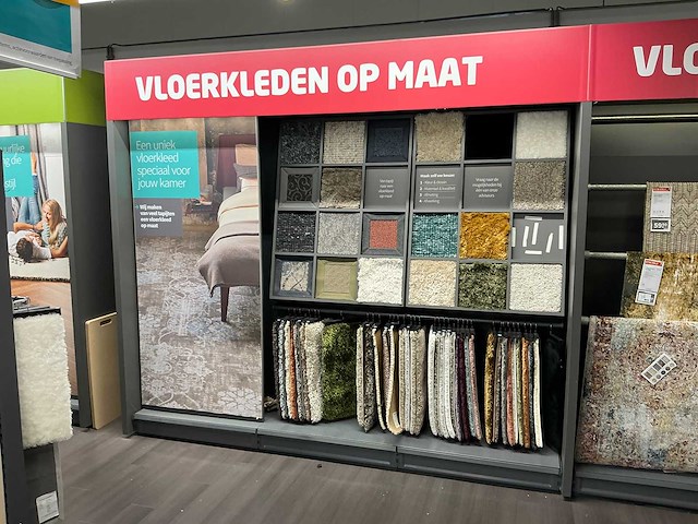 Winkelstelling met tapijt samples - afbeelding 2 van  7