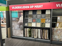 Winkelstelling met tapijt samples - afbeelding 2 van  7