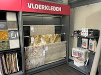 Winkelstelling met tapijt samples - afbeelding 3 van  7