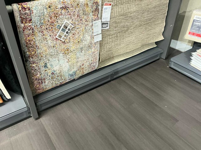 Winkelstelling met tapijt samples - afbeelding 4 van  7