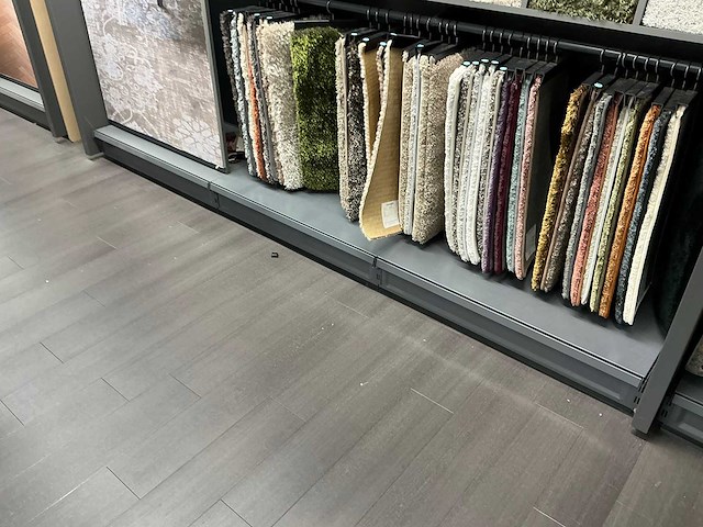 Winkelstelling met tapijt samples - afbeelding 5 van  7