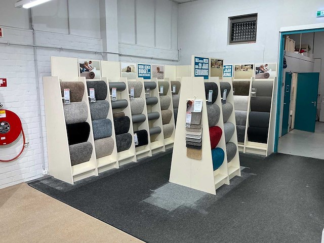 Winkelstelling met tapijt samples - afbeelding 1 van  4