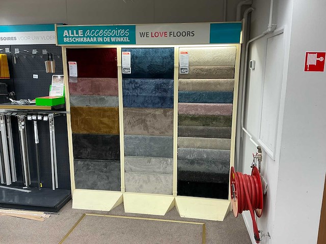 Winkelstelling met tapijt samples - afbeelding 1 van  4