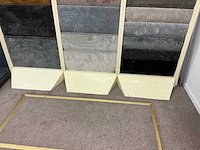 Winkelstelling met tapijt samples - afbeelding 2 van  4