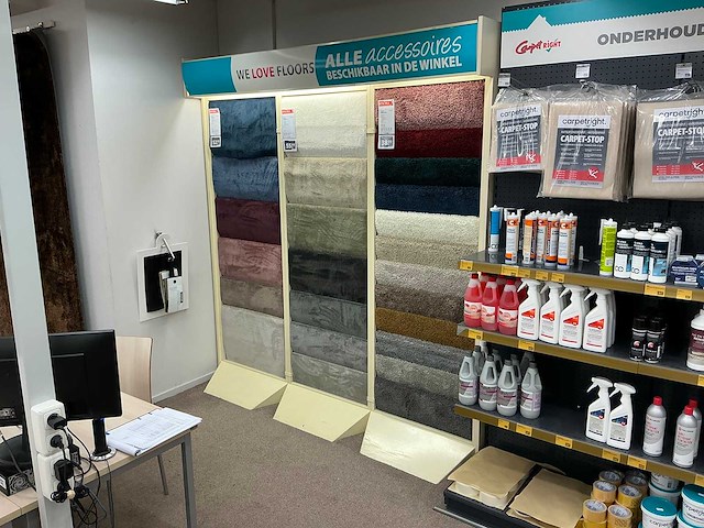 Winkelstelling met tapijt samples - afbeelding 3 van  4
