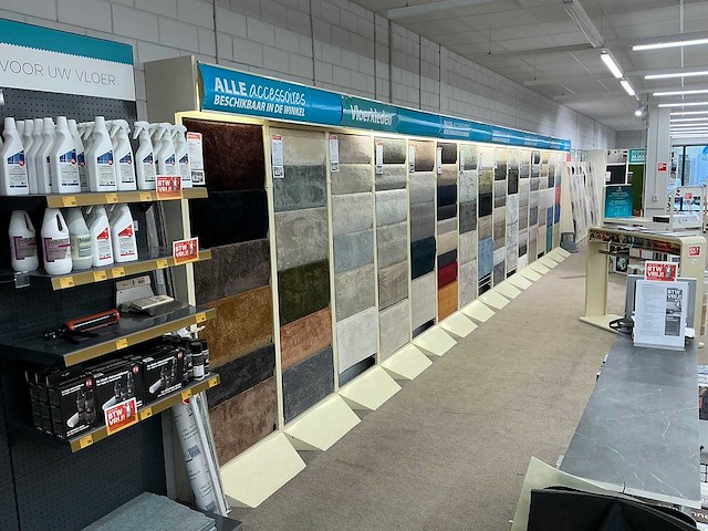 Winkelstelling met tapijt samples - afbeelding 1 van  6