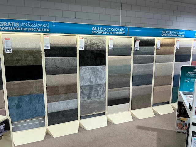 Winkelstelling met tapijt samples - afbeelding 4 van  6