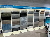 Winkelstelling met tapijt samples - afbeelding 4 van  6