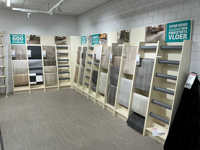 Winkelstelling met tapijt samples - afbeelding 1 van  6