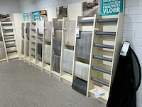 Winkelstelling met tapijt samples - afbeelding 2 van  6