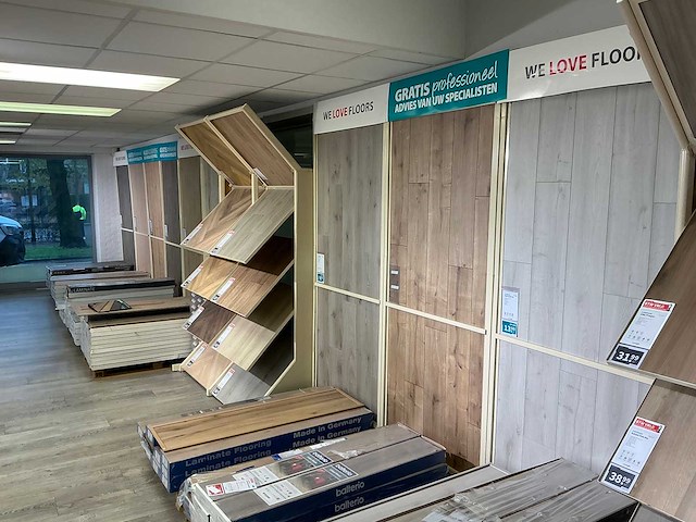 Winkelstelling met vloer samples - afbeelding 2 van  7