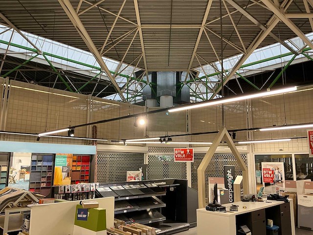 Winkelverlichting 100 meter rails met led balken en 32 spots - afbeelding 1 van  5