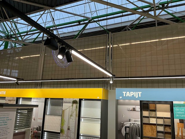 Winkelverlichting 100 meter rails met led balken en 32 spots - afbeelding 3 van  5