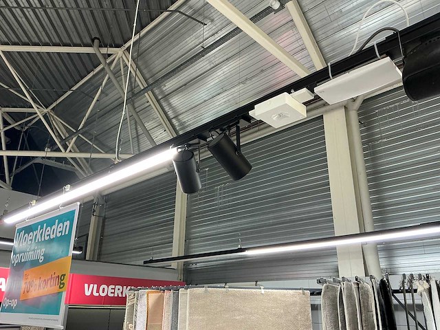Winkelverlichting 100 meter rails met led balken en 32 spots - afbeelding 4 van  5