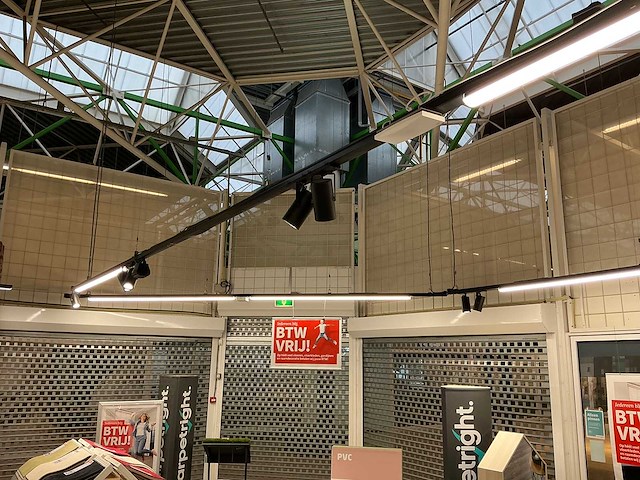 Winkelverlichting 100 meter rails met led balken en 32 spots - afbeelding 5 van  5