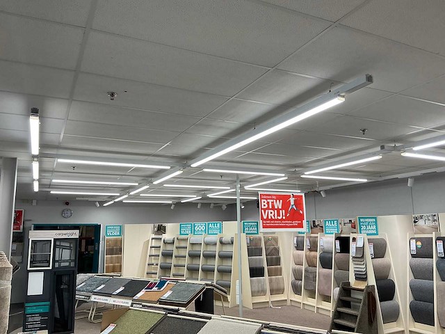 Winkelverlichting 100 meter rails met led balken en 35 spots - afbeelding 3 van  5