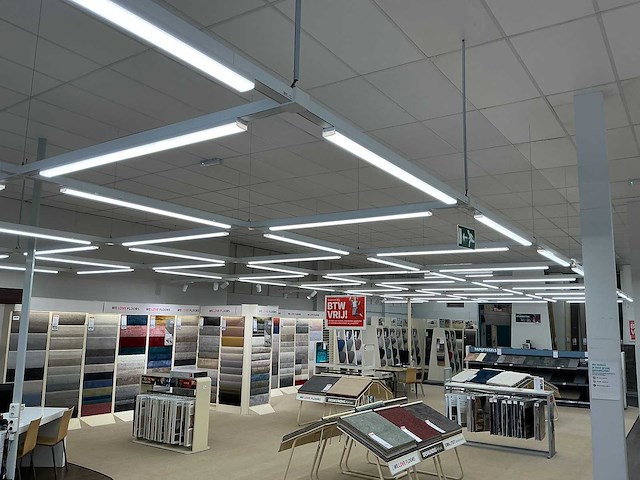 Winkelverlichting 100 meter rails met ledbalken en 18 spots - afbeelding 2 van  5