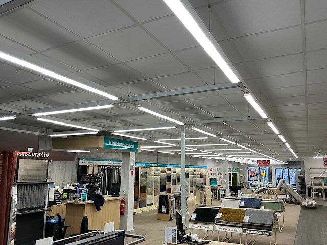 Winkelverlichting 100 meter rails met ledbalken en 22 spots - afbeelding 1 van  7