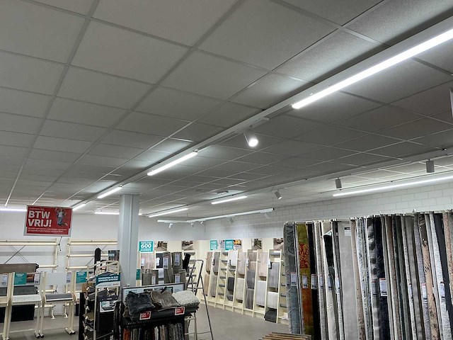 Winkelverlichting 100 meter rails met ledbalken en 22 spots - afbeelding 4 van  7