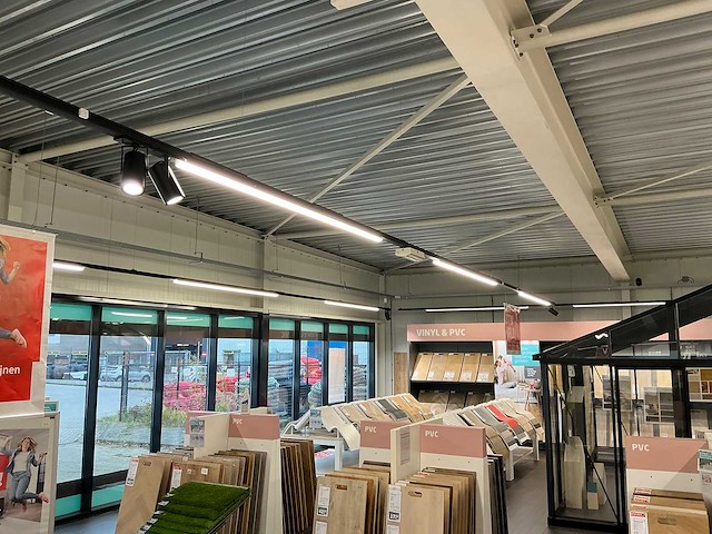 Winkelverlichting, 100 meter rails met ledbalken en 32 spots - afbeelding 1 van  6