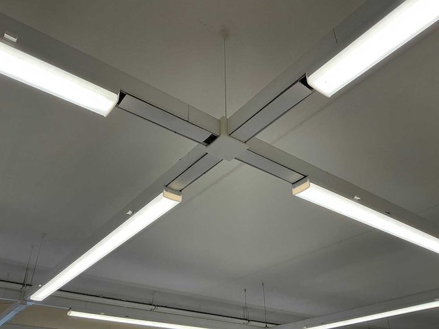 Winkelverlichting 150 meter rails met ledbalken en 8 spots - afbeelding 2 van  6