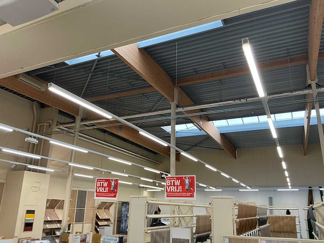 Winkelverlichting 150 meter rails met ledbalken en 8 spots - afbeelding 4 van  6