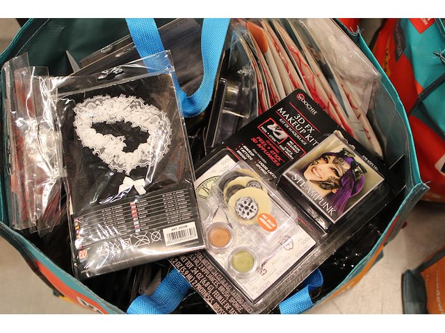 Winkelvoorraad halloween producten in 36 shopper tassen, in zeer brede variatie. - afbeelding 10 van  11