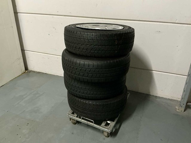 Winter mercedes vito banden met velgen - afbeelding 1 van  4