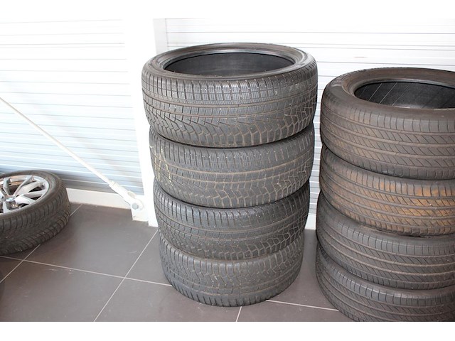 Winterbandenset hankook winter cept evo 2 met maatvoering 245/40 r21 100v, profieldiepte 2x circa 3 mm en 2... - afbeelding 1 van  2