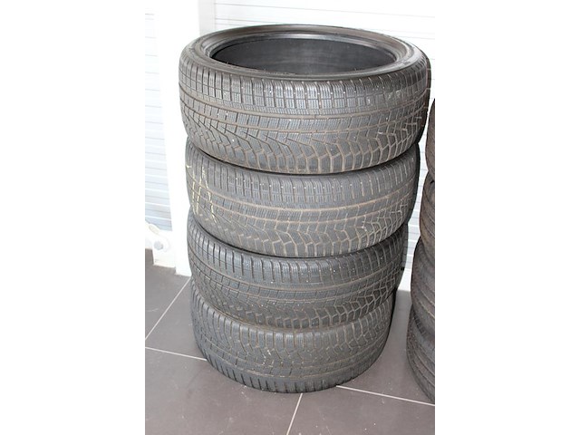 Winterbandenset hankook winter cept evo 2 met maatvoering 245/40 r21 100v, profieldiepte 2x circa 3 mm en 2... - afbeelding 2 van  2