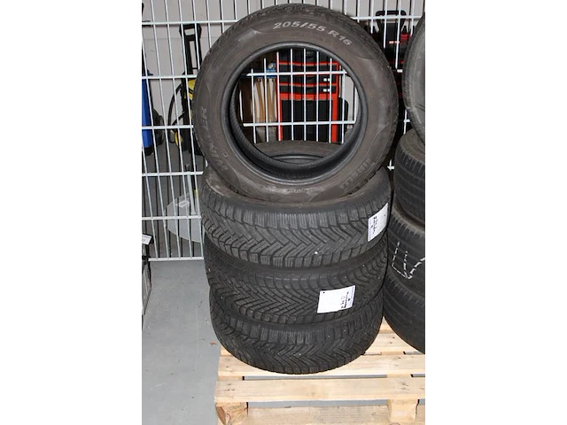 Winterbandenset pirelli met bandenmaat 205/55/r16 91h met goed profiel - afbeelding 2 van  2