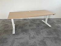 Wit/ eiken elektrische zit-sta bureau - afbeelding 1 van  9