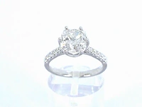 Witgouden 18 carat ring met een grote natuurlijke briljant geslepen diamant van 3.00 carat en briljanten