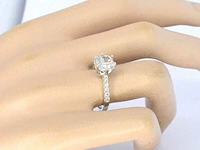 Witgouden 18 carat ring met een grote natuurlijke briljant geslepen diamant van 3.00 carat en briljanten - afbeelding 2 van  7