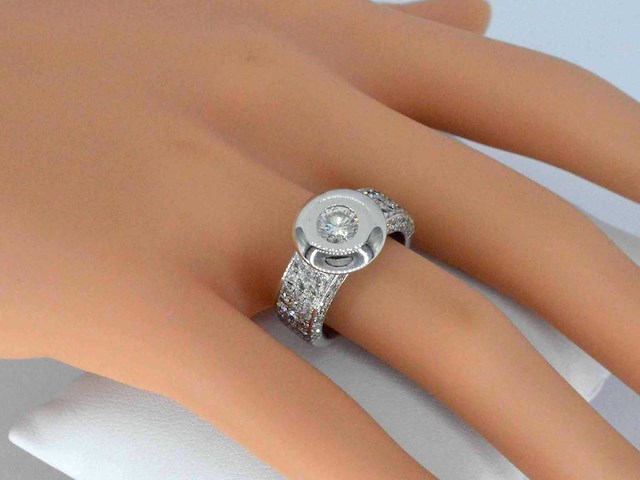 Witgouden 18 karaat ring met centrale briljant en zijdiamanten - afbeelding 2 van  8
